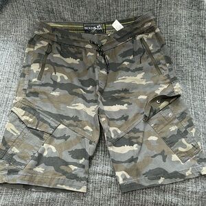 BROKEN THREADS - cargo camouflage shorts - men’s size XL